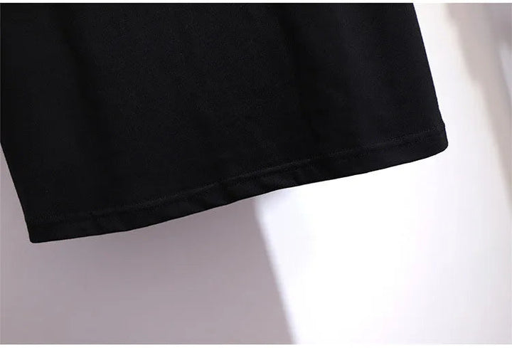 Schwarzes Baumwoll-T-Shirt, Nahaufnahme, weicher Stoff, modisch, lässig, hochwertig.