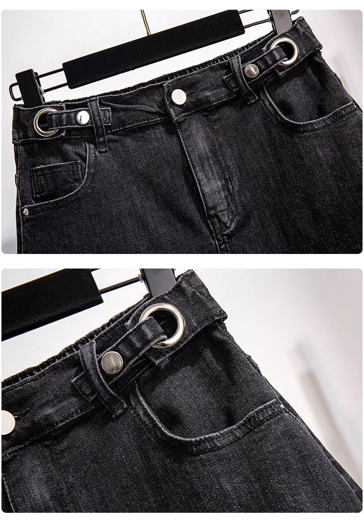 Schwarze Damenjeans mit silbernen Ösen, hoher Bund, modisch, robustes Denim-Material.