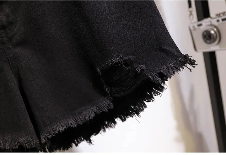 Schwarze Jeansshorts mit ausgefranstem Saum, modisch, lässig, Damenbekleidung.