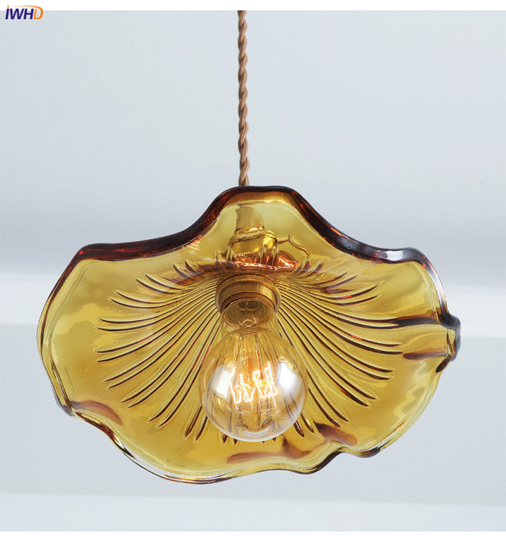 Gelbe Glas-Pendelleuchte mit Vintage-Glühbirne, dekorative Beleuchtung, Retro-Design.
