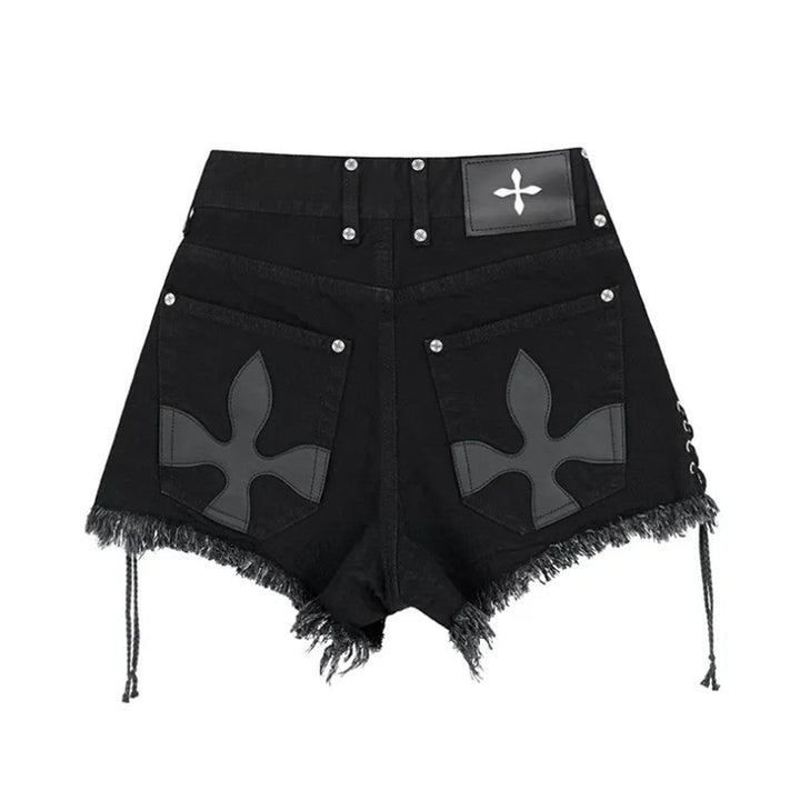 Schwarze Damen-Jeansshorts mit Fransen, Kreuzmuster, hoher Taille, modisch, Sommermode.