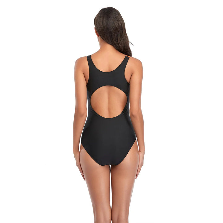 Frau in schwarzem Badeanzug mit Rückenausschnitt, elegantes Design, Strandmode.