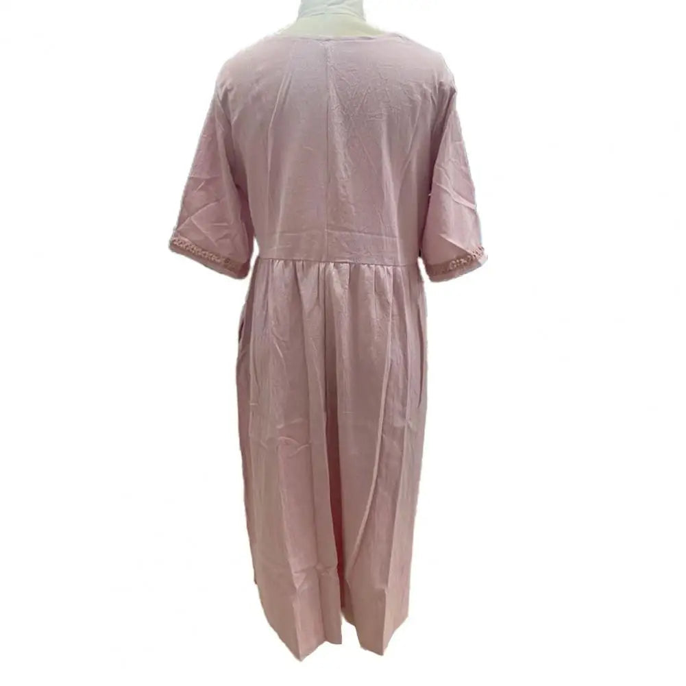 Rosa Damenkleid aus Baumwolle, knielang, mit kurzen Ärmeln, elegantes Design, Rückansicht.