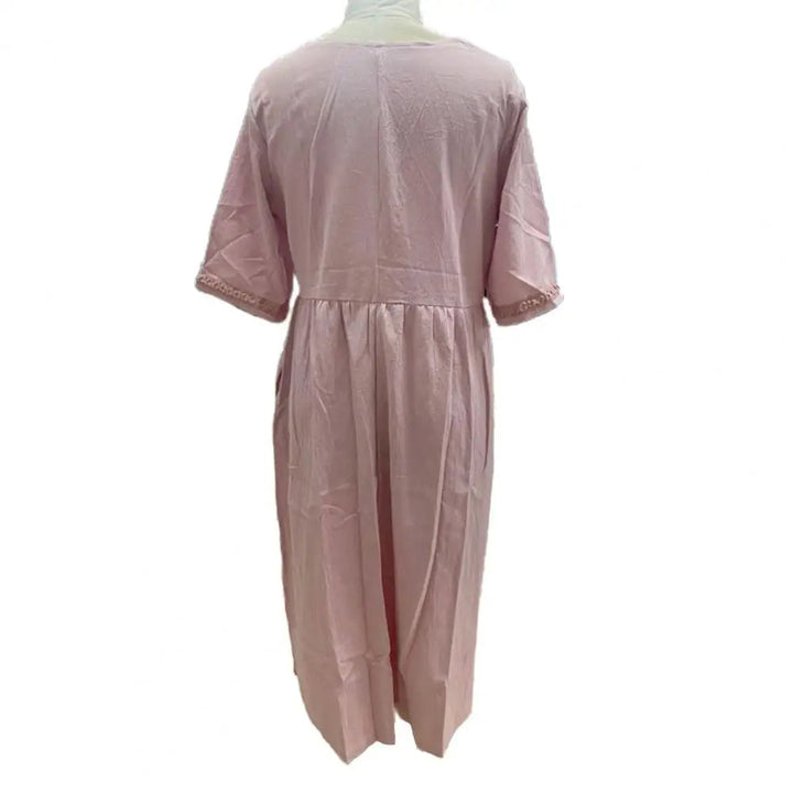 Rosa Damenkleid aus Baumwolle, knielang, mit kurzen Ärmeln, elegantes Design, Rückansicht.