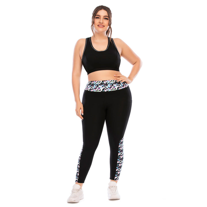 Frau in schwarzem Sport-BH und Leggings mit Muster, Plus-Size, Fitnessmode, lächelnd.