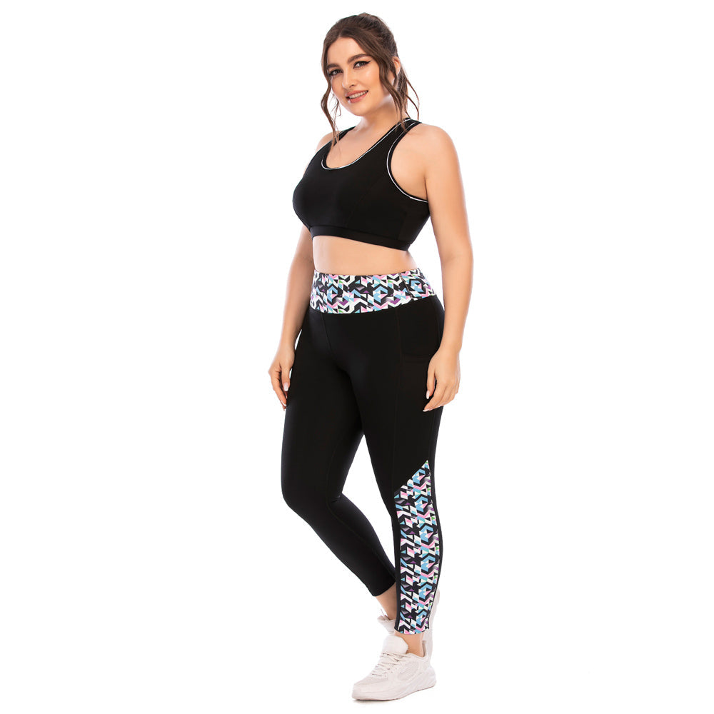 Frau in schwarzem Sport-BH und Leggings mit buntem Muster, Fitnessmode, Plus-Size, aktiv.