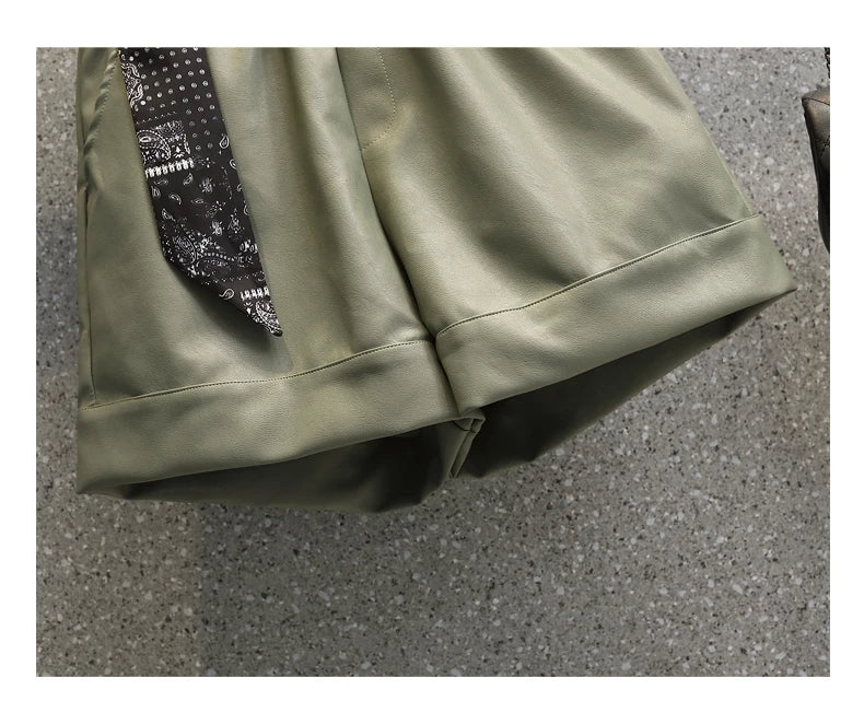 Grüne Damen-Shorts aus Baumwolle mit schwarzem Bandana-Muster, lässige Sommermode.