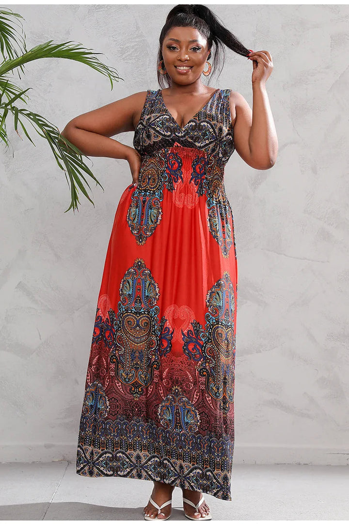 Frau in rotem Maxikleid mit Paisley-Muster, ärmellos, Sommermode, Plus-Size, elegant.