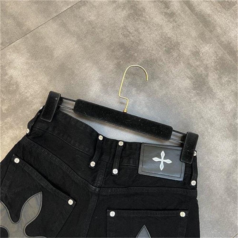 Schwarze Jeans mit Blumenmuster, Nieten, Kleiderbügel, modische Damenbekleidung.