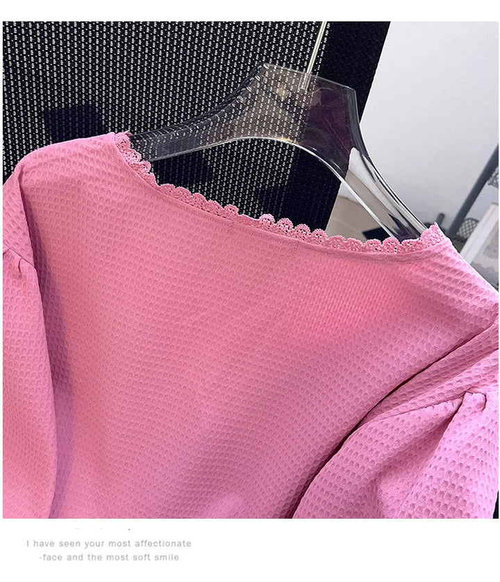 Rosa Damenbluse aus Baumwolle mit Spitzenkragen auf Kleiderbügel, modisch, elegant.