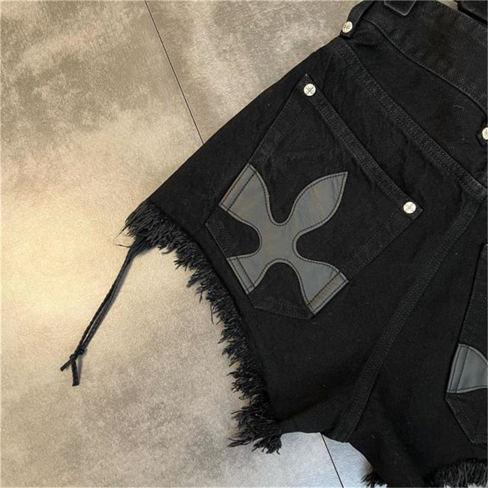 Schwarze Jeansshorts mit Fransen, Kreuzmuster, Damenmode, lässig, trendig, Sommerbekleidung.