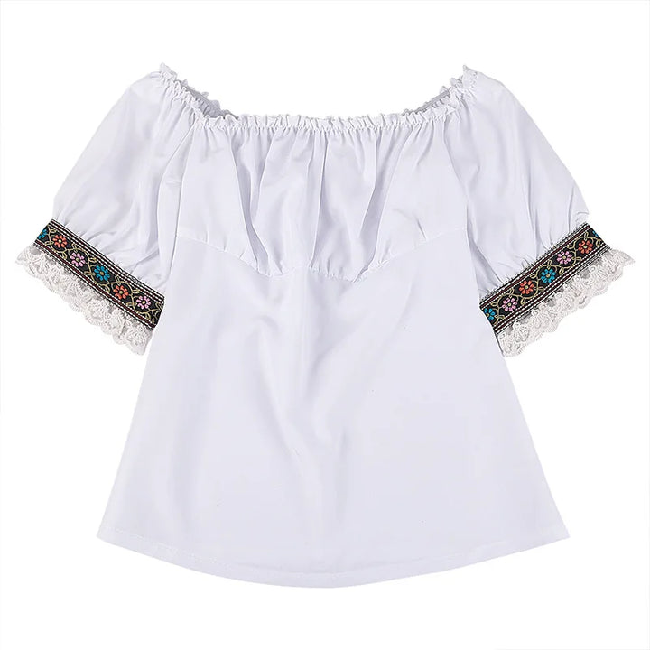 Weiße schulterfreie Bluse mit Stickerei und Spitzenärmeln, Damenmode, Sommerkleidung.
