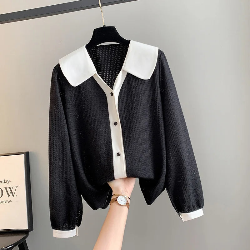 Schwarze Strickjacke mit weißen Knöpfen und Kragen, Damenmode, elegant, langärmlig.