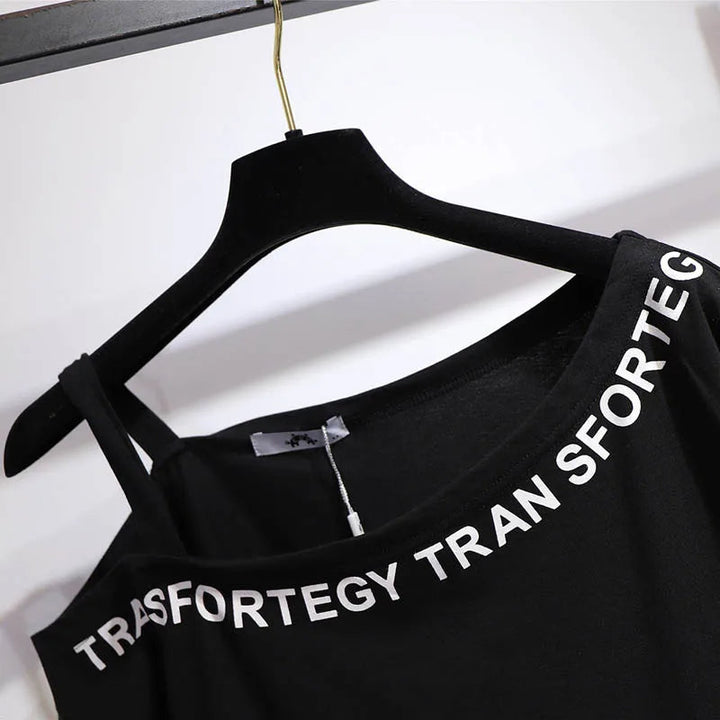 Schwarzes Damen-T-Shirt mit weißem Schriftzug auf Kleiderbügel, modisch, Baumwolle.
