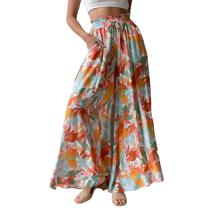 Frau in bunter, geblümter Sommerhose, hohe Taille, weites Bein, modisch, bequem.