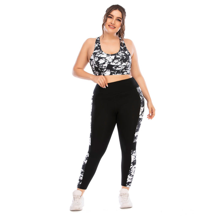 Frau in schwarz-weißem Sport-BH und Leggings, Fitnessmode, bequeme Sportbekleidung.
