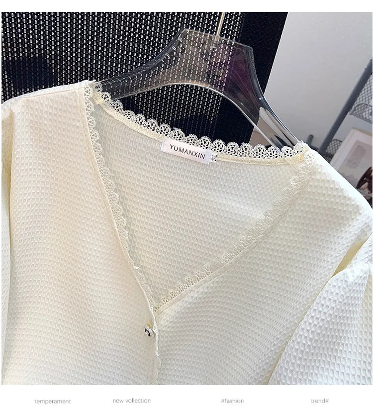 Weiße Damenbluse mit Spitzenkragen, V-Ausschnitt, Texturstoff, elegant, modisch.