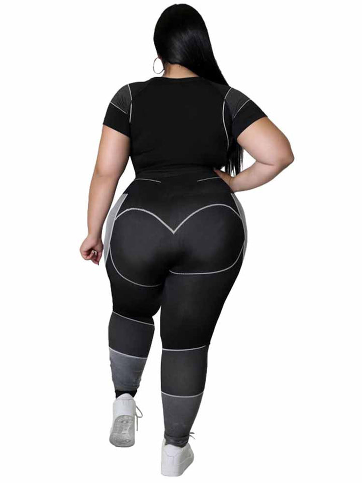 Frau in schwarzem, nahtbetontem Sportanzug von hinten, Plus-Size-Mode, Fitnessbekleidung.