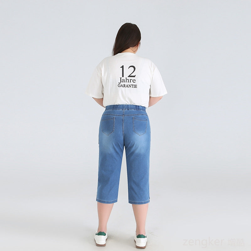 Frau in blauer Jeanshose und weißem T-Shirt mit "12 Jahre Garantie" Aufdruck, Rückansicht.