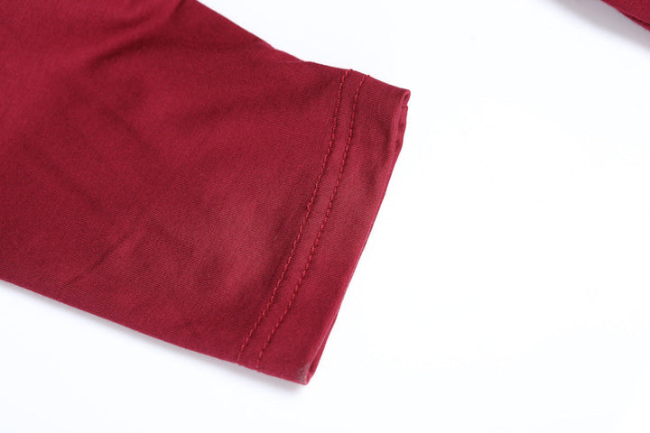 Roter Baumwollstoff, Nahaufnahme, Textilstruktur, Nähte, Mode, Bekleidungsmaterial.