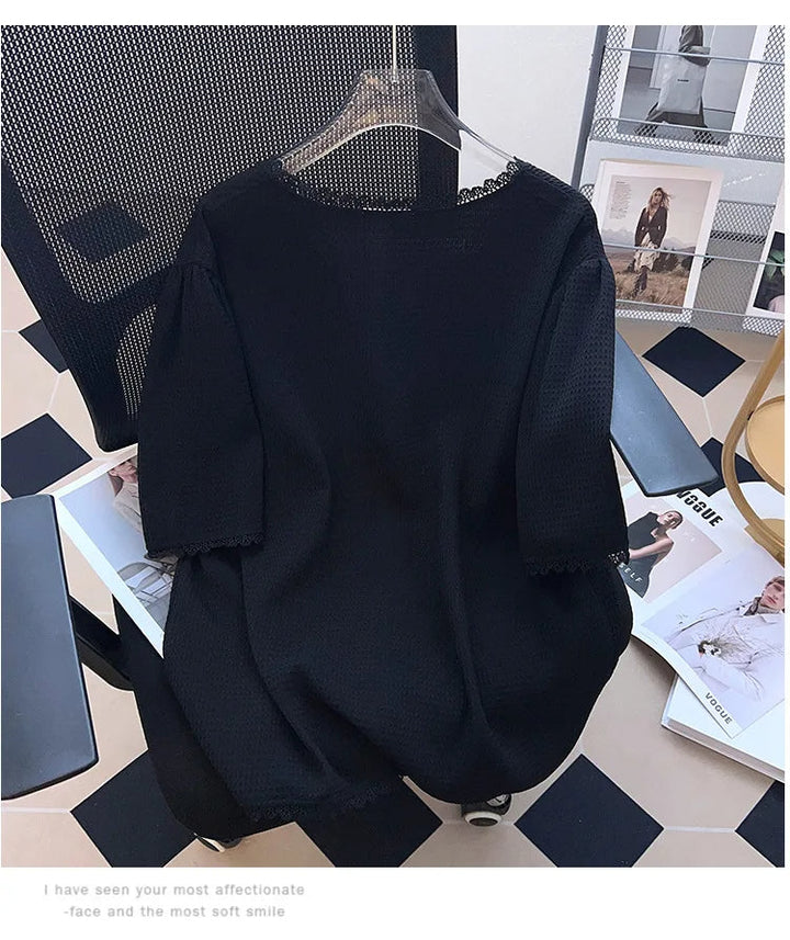 Schwarzes Spitzenkleid auf Stuhl, elegantes Design, Damenmode, modernes Outfit.