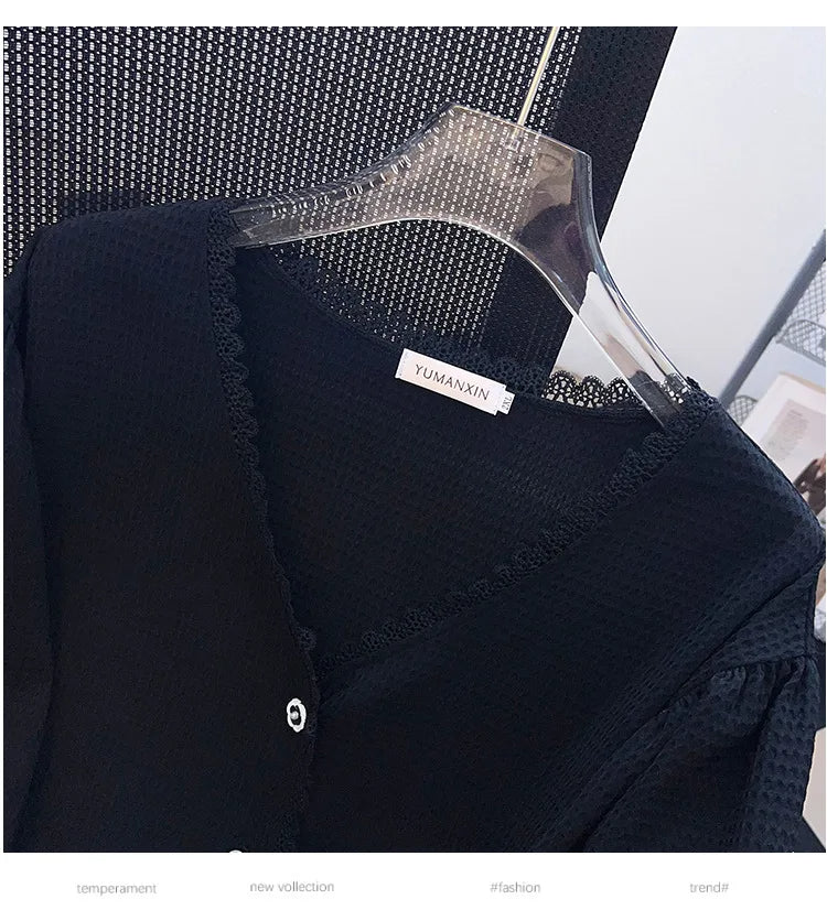 Schwarze Damenbluse aus Spitze auf Kleiderbügel, elegante Mode, YUMANXIN-Label.