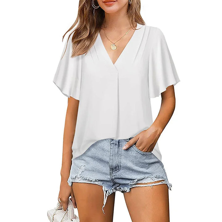 Frau in weißer Bluse und blauen Jeansshorts, modisch, Sommeroutfit, Freizeitkleidung.