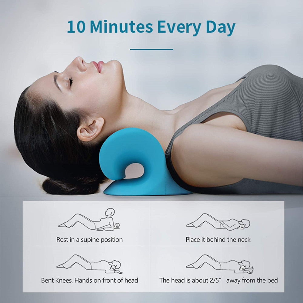 Frau nutzt blauen Nackenstützkissen, ergonomisch, Entspannung, Nackenschmerzen lindern.