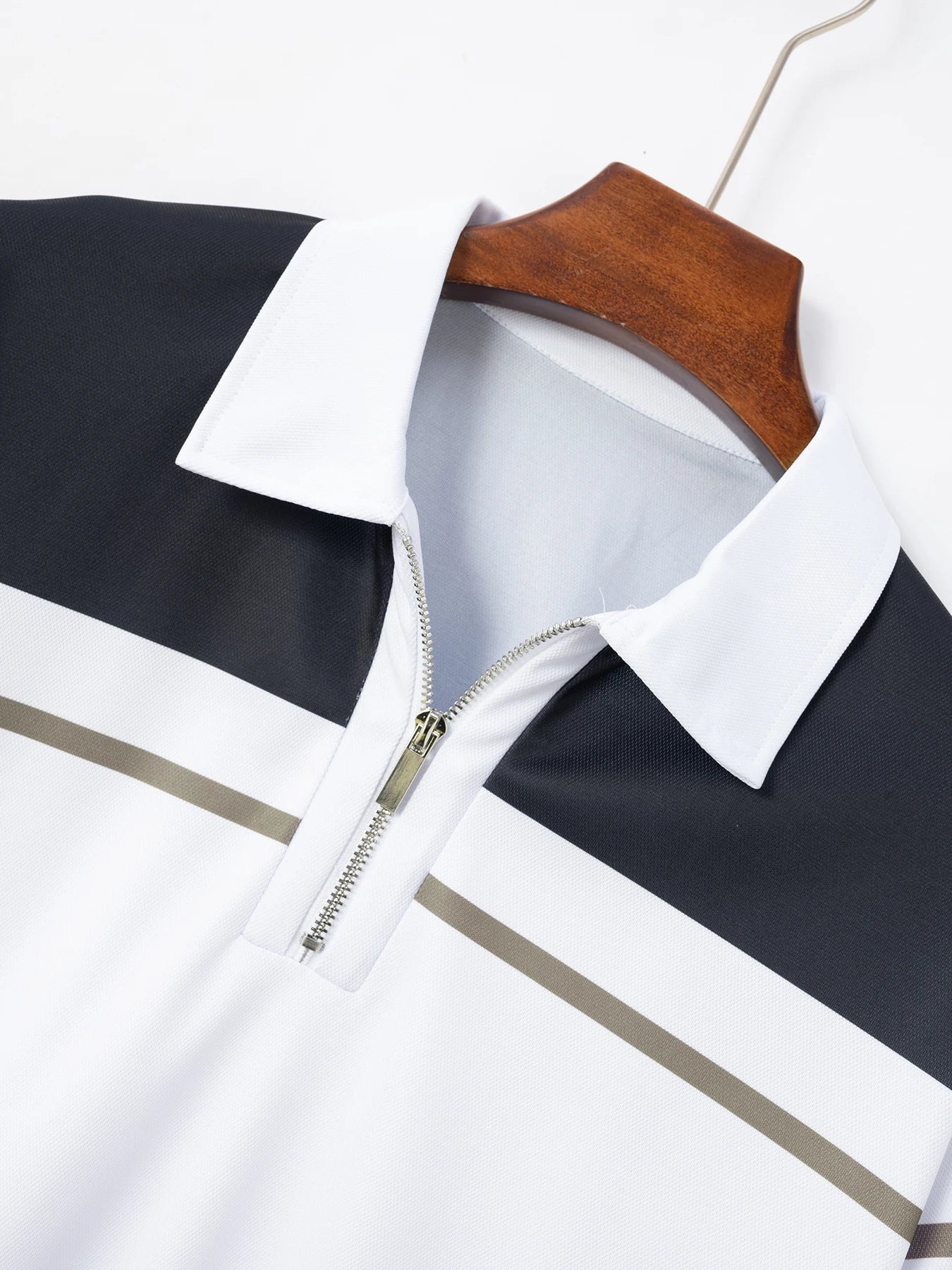 Schwarz-weißes Polohemd mit Reißverschluss, gestreiftes Design, Herrenmode, Baumwolle.