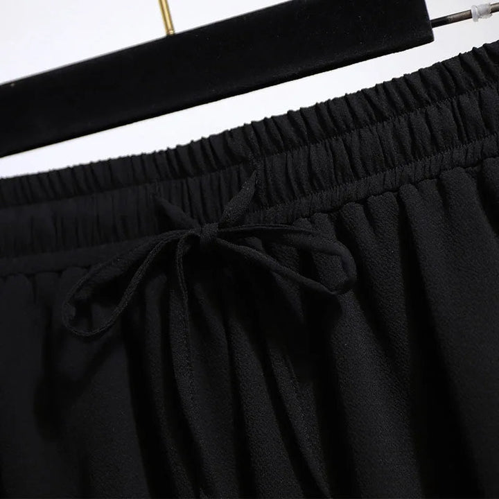 Schwarze Damenhose mit elastischem Bund und Kordelzug, elegant, bequem, aus Baumwolle.