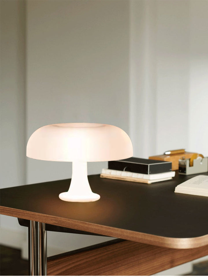 Weiße Tischlampe auf Holzschreibtisch, modernes Design, Innenbeleuchtung, minimalistisch.