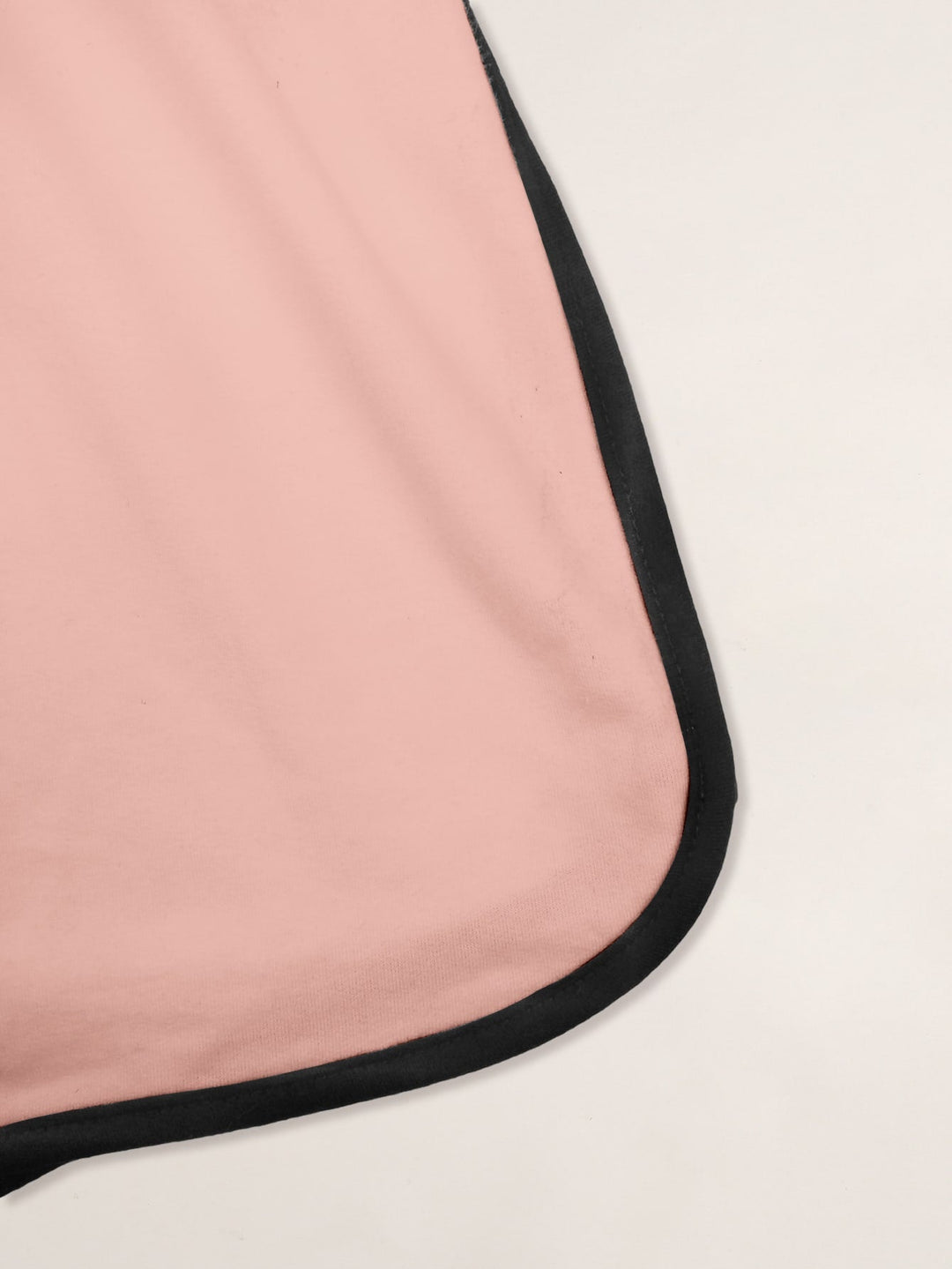 Rosa Baumwolltuch mit schwarzem Rand, weiches Material, ideal für Sommermode.