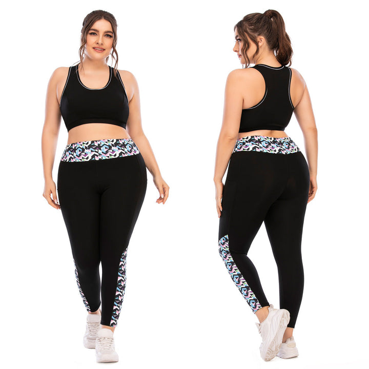 Frau in schwarzem Sport-BH und Leggings mit Muster, Fitnessmode, Plus-Size, Vorder- und Rückansicht.