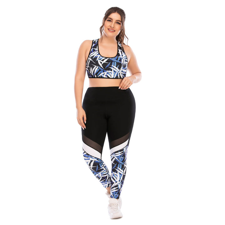 Frau in Sport-BH und Leggings mit blauem Muster, Plus-Size, Fitnessmode, Sportbekleidung.