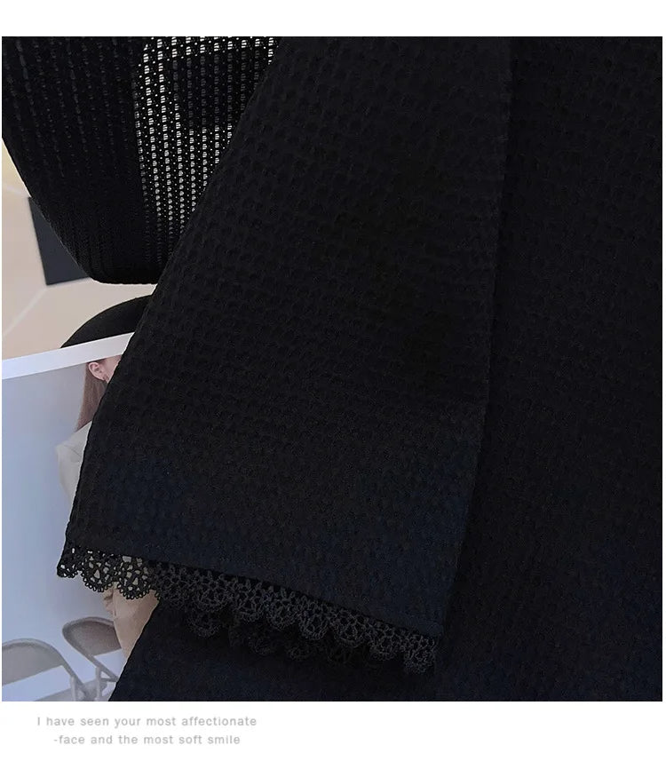 Schwarzes Spitzenkleid, Waffelstruktur, elegantes Design, Damenmode, stilvoll, modern.