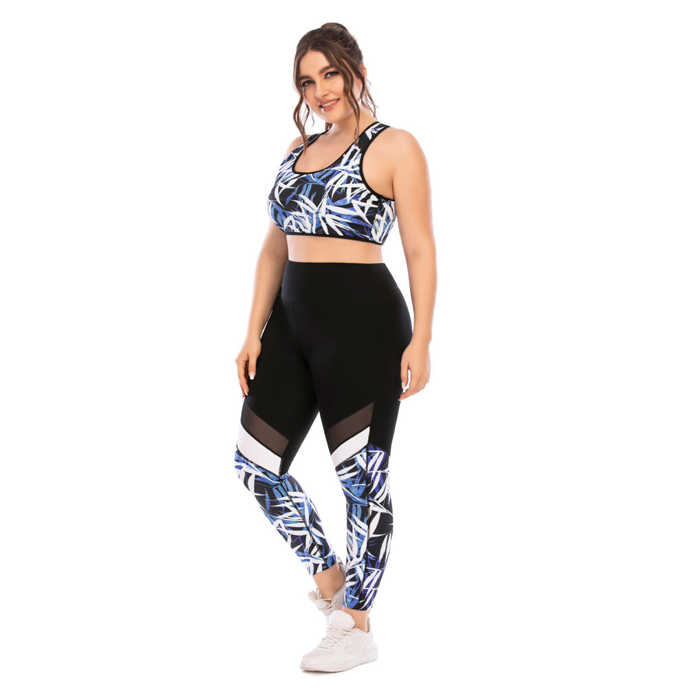 Frau in blau-schwarzem Sport-BH und Leggings mit Blattmuster, Fitnessmode, Ganzkörperansicht.