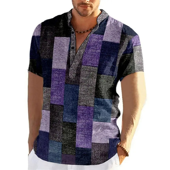 Männerhemd mit Patchwork-Design in Lila und Blau, kurzärmelig, V-Ausschnitt.