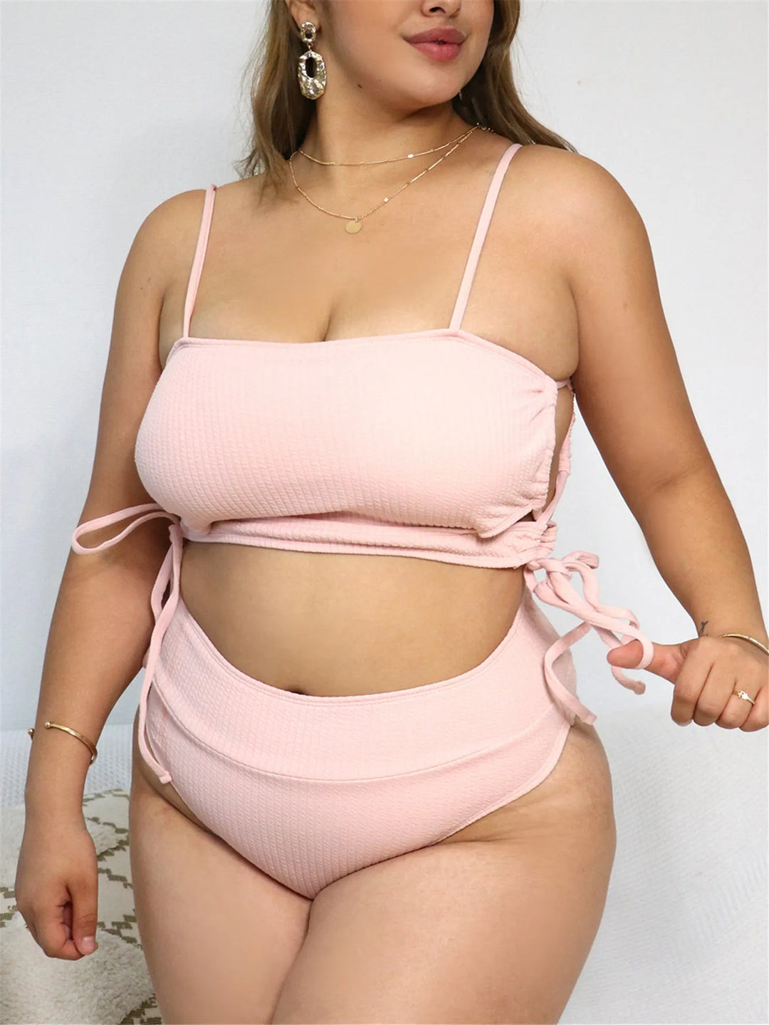 Frau in rosa Bikini-Set, Plus-Size, Rippstoff, Sommermode, Strandbekleidung, Damenmode.