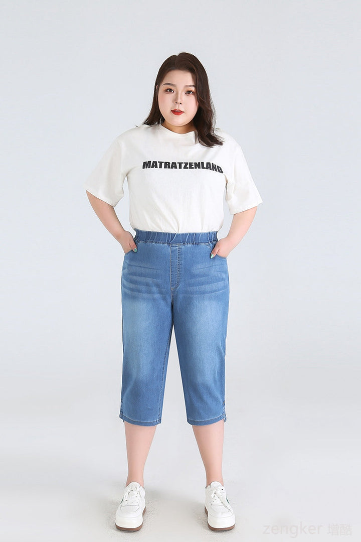 Frau in weißem T-Shirt und blauer Jeans-Caprihose, Mode für große Größen, lässiger Stil.