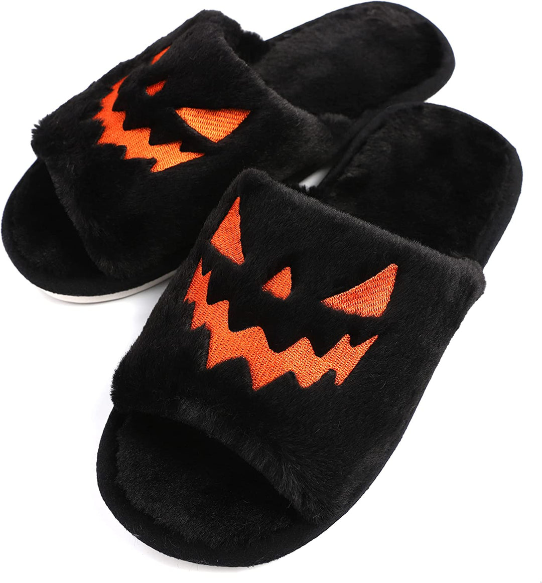 Schwarze Plüsch-Hausschuhe mit orangefarbenem Halloween-Kürbisgesicht, gemütlich und warm.