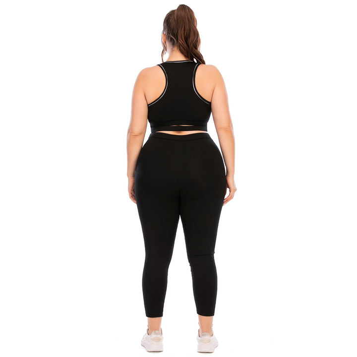 Frau in schwarzem Sport-BH und Leggings, Rückansicht, Fitnessmode, Plus-Size, Sportbekleidung.