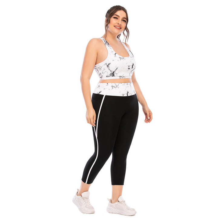 Frau in Sport-BH und Leggings, Marmor-Design, Fitnessmode, Plus-Size, weiß und schwarz.