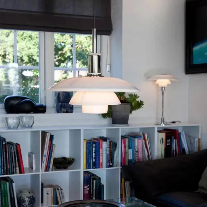 Moderne weiße Pendelleuchte im Wohnzimmer, skandinavisches Design, über Bücherregal.