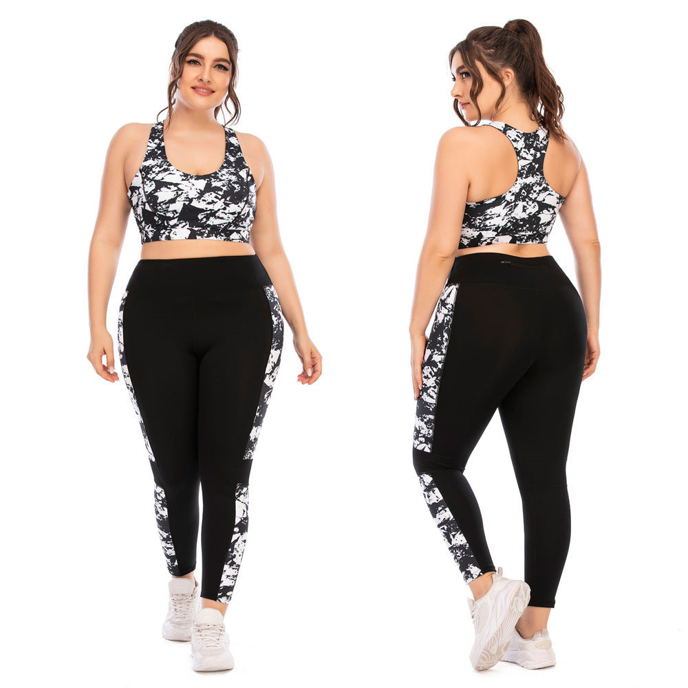 Frau in schwarz-weißem Sport-BH und Leggings, Fitnessmode, Vorder- und Rückansicht.