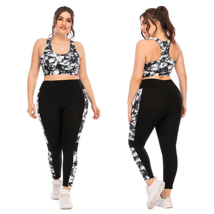 Frau in schwarz-weißem Sport-BH und Leggings, Fitnessmode, Vorder- und Rückansicht.