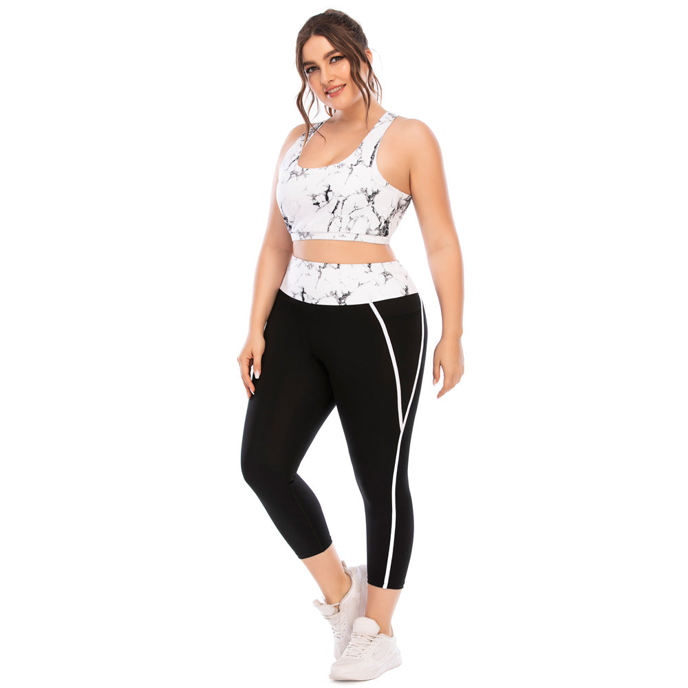 Frau in schwarz-weißer Sportbekleidung, Marmor-Design, Fitness-Leggings, Sport-BH, Turnschuhe.