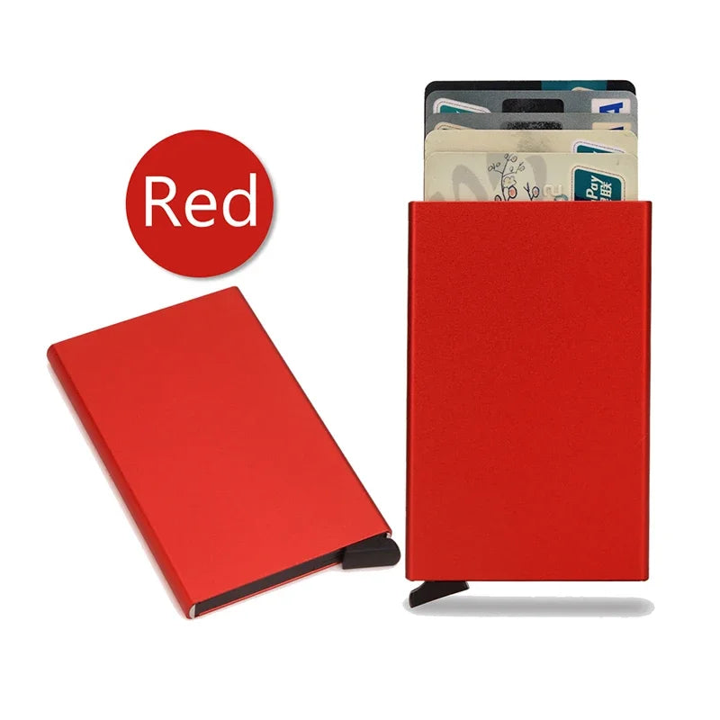 Roter Aluminium-Kartenhalter, kompakt, für Kreditkarten, RFID-Schutz, minimalistisch.