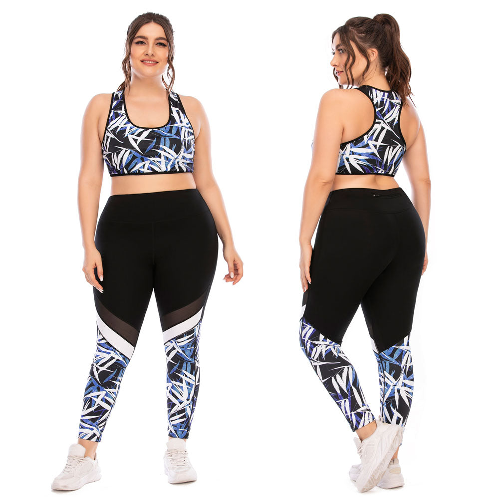 Frau in Sport-BH und Leggings mit blau-weißem Muster, Fitnessmode, Plus-Size, Vorder- und Rückansicht.