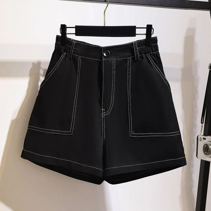 Schwarze Damen-Shorts mit weißen Nähten, elastischer Bund, modisch, bequem, Sommerkleidung.