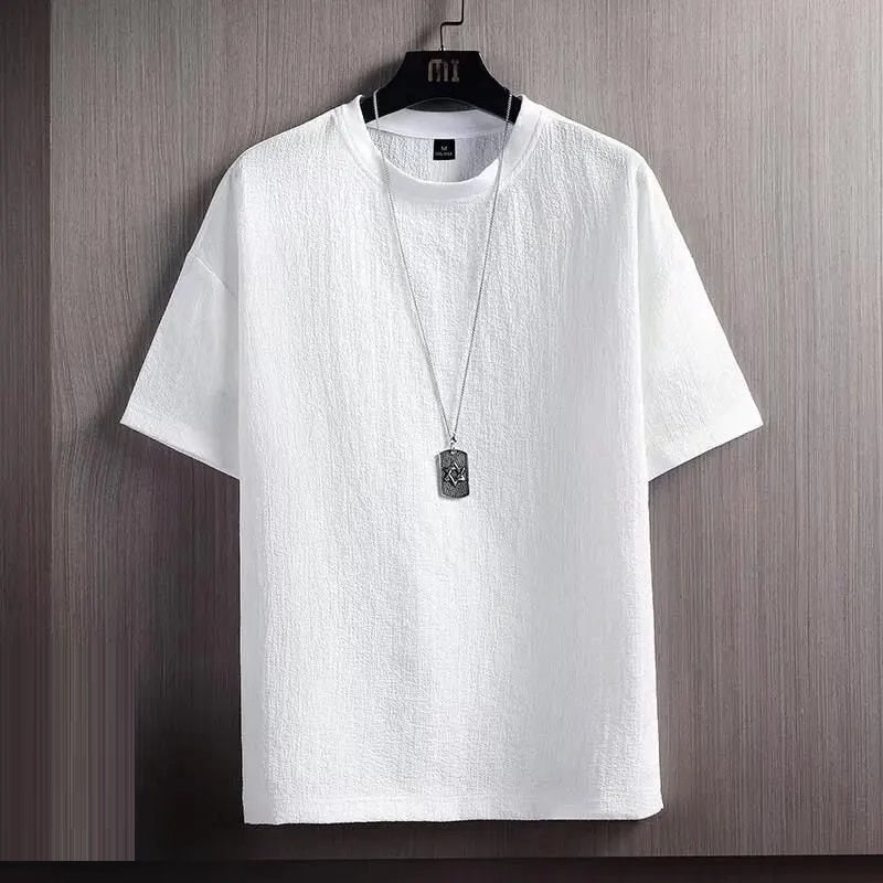Weißes T-Shirt aus Baumwolle mit Kette, lässig, kurzärmelig, Herrenmode, minimalistischer Stil.
